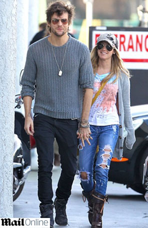 Ashley Tisdale passeia de mãos dadas com suposto namorado