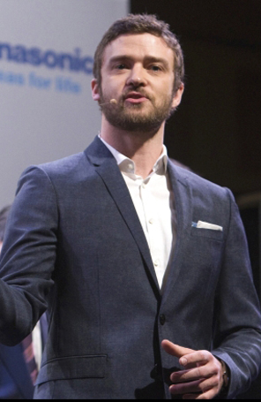 Justin Timberlake exibe barba em evento de produtos eletrônicos