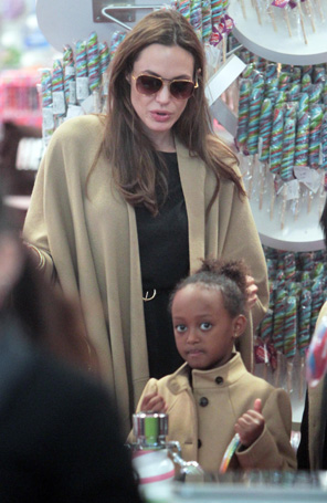 Angelina Jolie compra presentes para a aniversariante Zahara