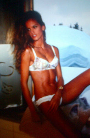 Izabel Goulart divulga foto de <I>lingerie</i> quase na neve