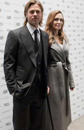 Angelina Jolie e Brad Pitt vão a exibição de filme dirigido por ela