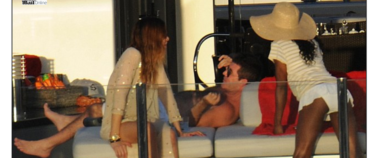 Simon Cowell é flagrado em iate ao lado de belas mulheres no Caribe