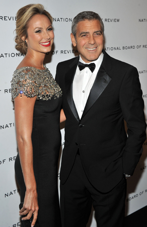 Geoge Clooney participa de evento ao lado de Stacy Keibler