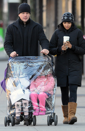 Matt Damon <I>embala</i> as filhas para protegê-las do frio