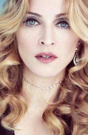 Madonna revela que implora a seu namorado por massagens nos pés