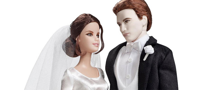 Edward e Bella ganham bonecos com a roupa do casamento  