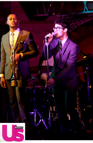 Darren Criss comemora estreia na Broadway