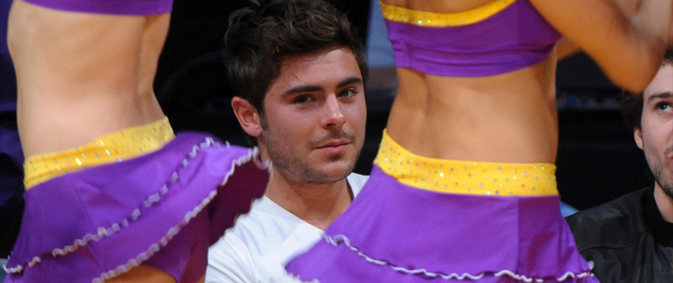 Zac Efron admira líderes de torcida em partida