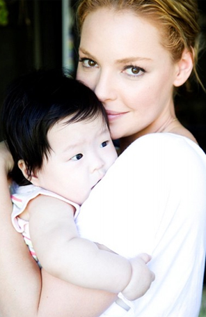 Katherine Heigl gostaria de adotar mais um filho