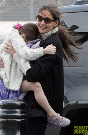 Katie Holmes carrega Suri no colo