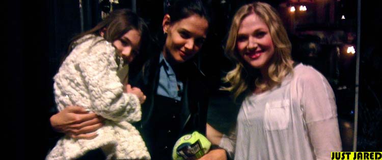 Katie Holmes e Suri vão à <i>Broadway</i>