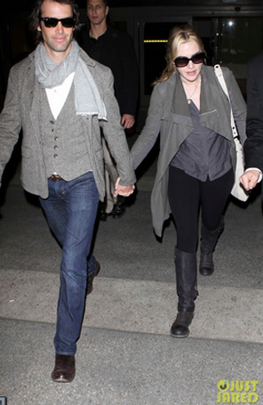 Kate Winslet passeia de mãos dadas