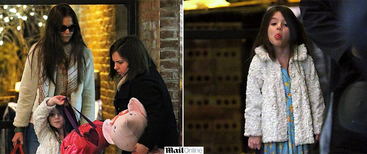 Suri Cruise mostra a língua para fotógrafos