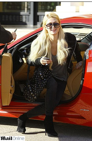 Paris Hilton passeia de <I>Ferrari</i>