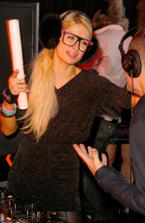 Paris Hilton usa protetor de orelhas em festa