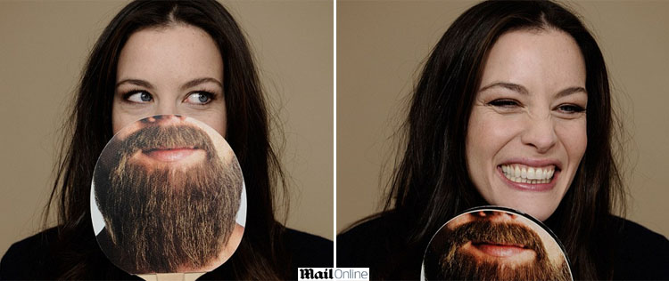 Liv Tyler faz pose com bigode falso em festival de cinema