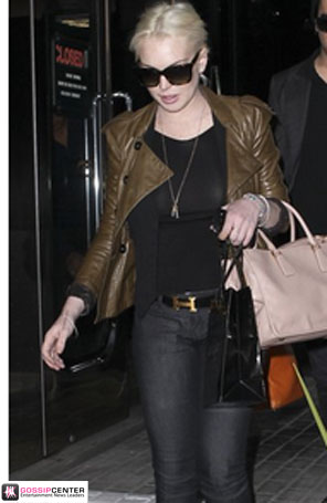 Lindsay Lohan usa blusa transparente