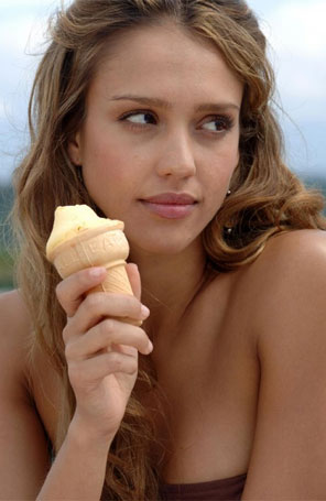 - <i>Eu não a largava mais</i>, diz Jessica Alba sobre bolsa <i>Chanel</i>
