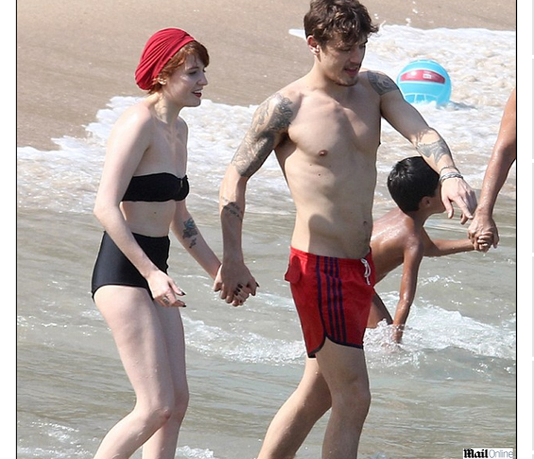 Florence Welch é clicada com o namorado curtindo praia carioca