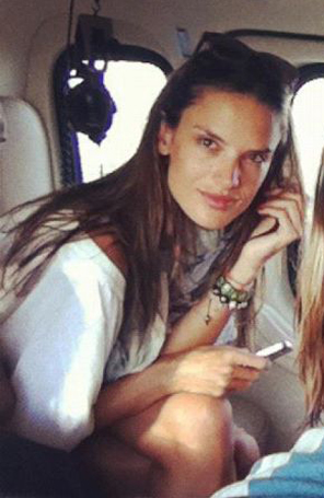 Ashton Kutcher e Alessandra Ambrósio fotografam para grife brasileira