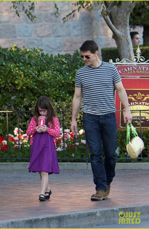 Tom Cruise leva Suri à <i>Disneyland</i>