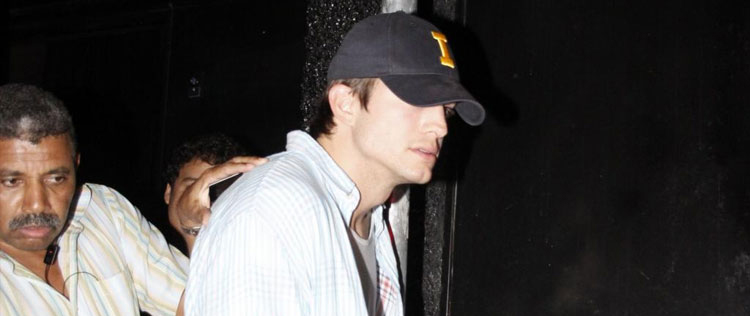 Ashton Kutcher pede companhia feminina para deixar <i>show</i> em São Paulo