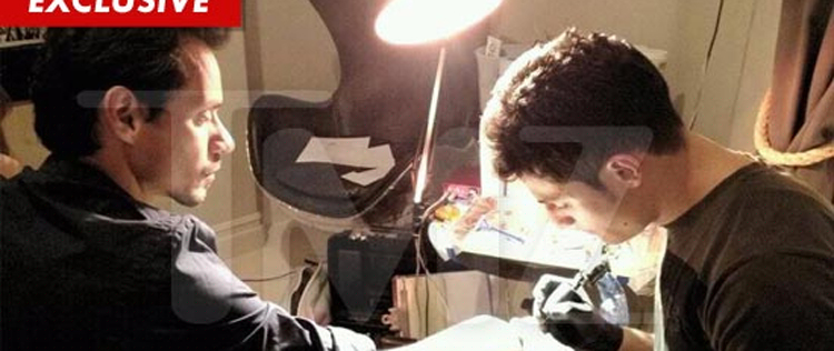 Ex-marido de Jennifer Lopez faz <i>tattoo</i> para a nova namorada
