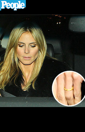 Heidi Klum é fotografada usando sua aliança de casamento