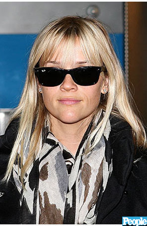 Reese Witherspoon adota franja na altura dos olhos