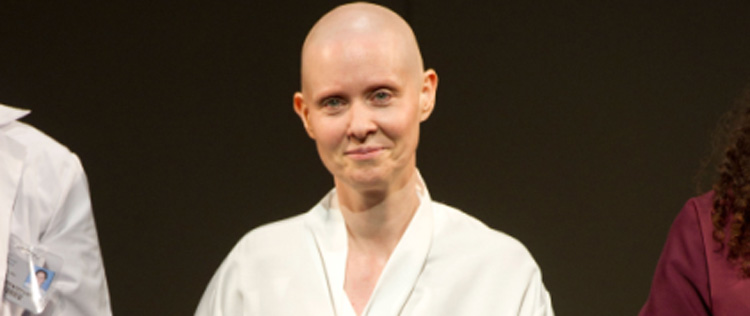 Cynthia Nixon estrea peça careca