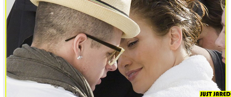 Jennifer Lopez namora em bastidores de sessão de fotos