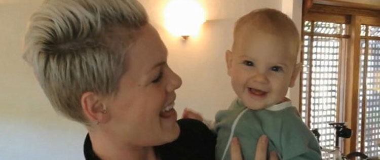 P!nk e a filha dão parabéns para Ellen DeGeneres