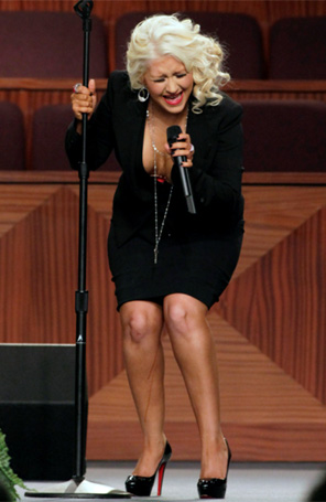 Maquiagem de Christina Aguilera escorre durante apresentação