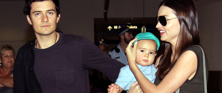 Orlando Bloom viaja com a esposa e o filho