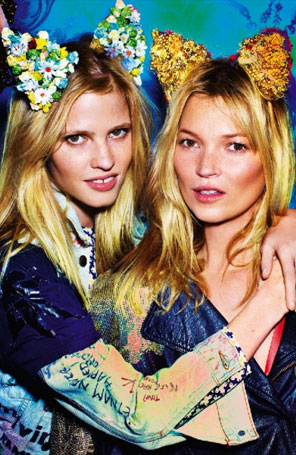 Kate Moss e Lara Stone posam com orelhas de gato