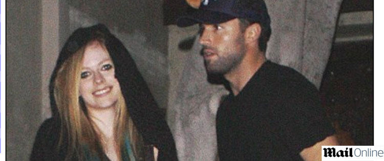 Avril Lavigne aparece com o namorado