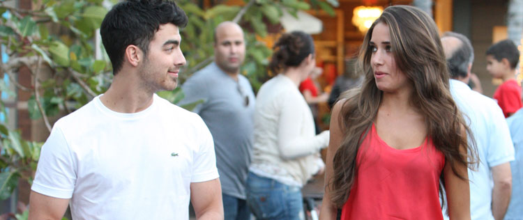 Joe Jonas passeia com mulher misteriosa