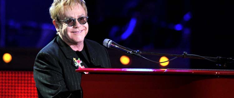 Elton John estrela comercial ao lado de vencedora de <i>The X Factor USA</i>