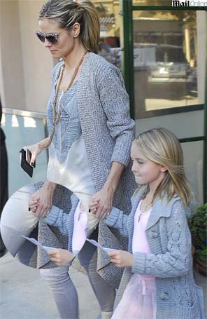 Heidi Klum exibe aliança em passeio com a filha
