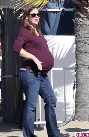 Jennifer Garner exibe o barrigão