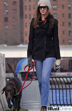 Anne Hathaway passeia com cachorra em Nova York