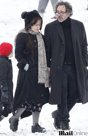 Helena Bonham Carter e Tim Burton brincam com filhos na neve