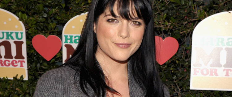 Nova série de Charlie Sheen contrata Selma Blair