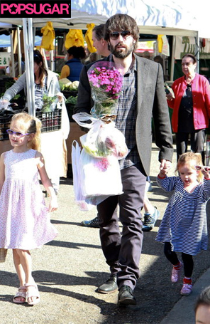 Jennifer Garner ganha chá de bebê e Ben Affleck cuida das filhas do casal