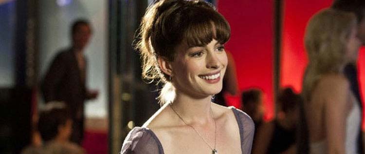 Anne Hathaway comemora noivado em festa íntima