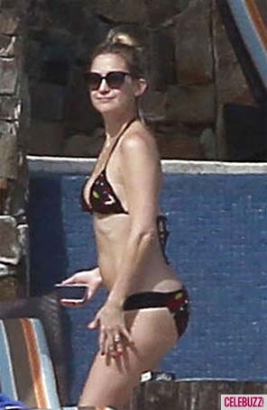 Kate Hudson exibe corpão em férias no México
