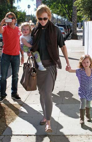 Nicole Kidman passeia com a família e seu marido fotografa os <i>paparazzi</i>