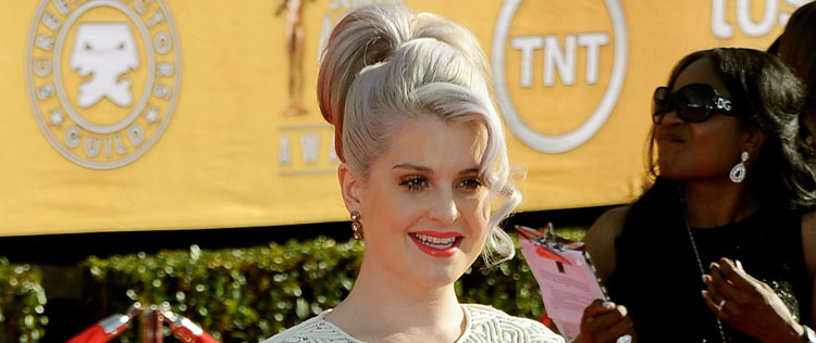 Kelly Osbourne explica porque tingiu o cabelo de cinza