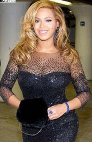 Beyoncé exibe curvas em evento beneficente, após nascimento da filha