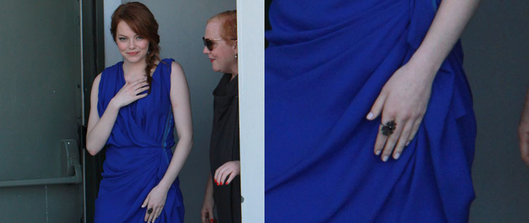 Emma Stone usa joia de marca brasileira